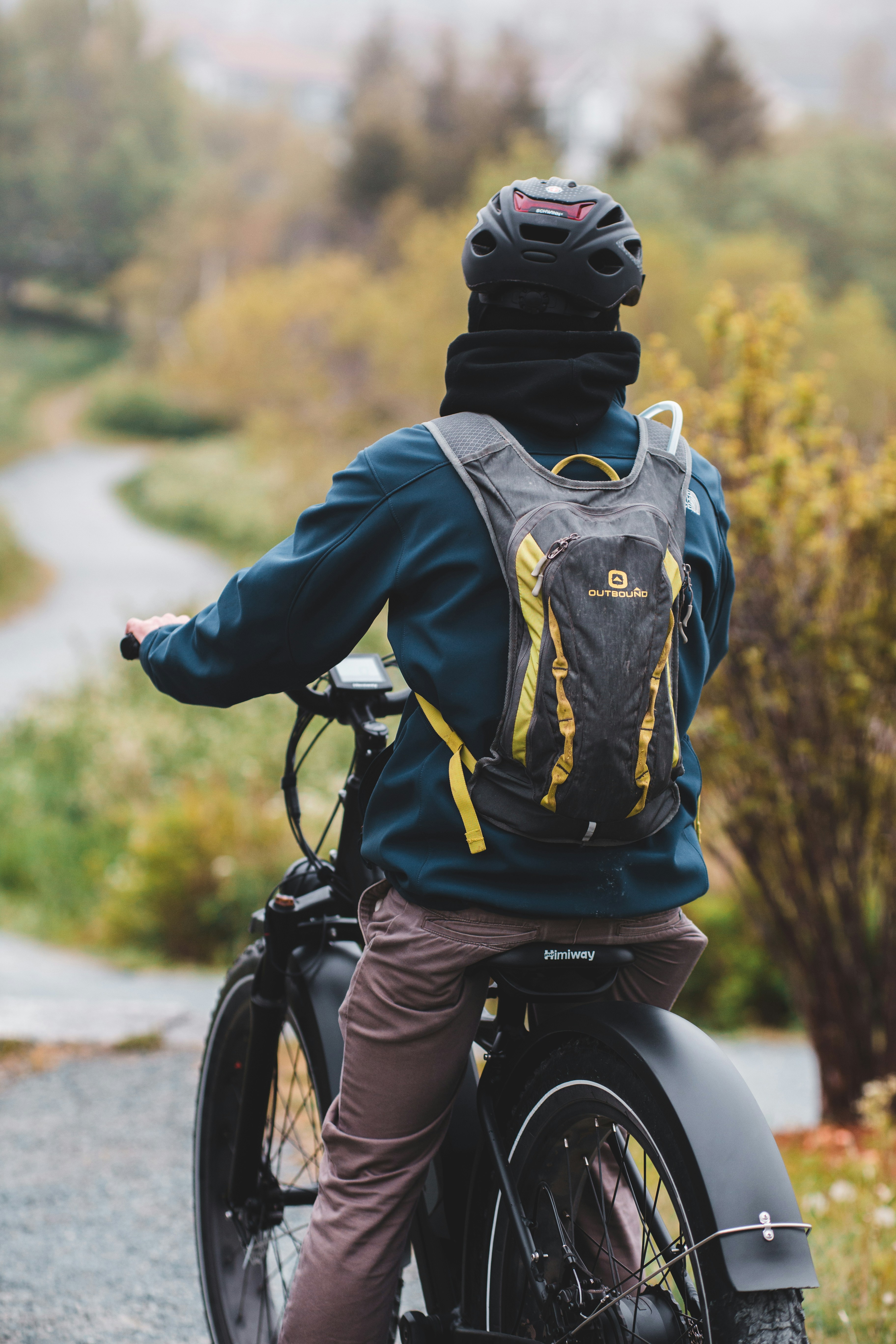 Billede af en fyr med rygsæk, cykelhjelm og cykel